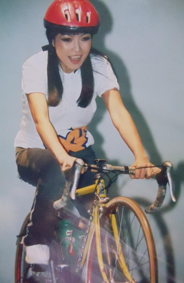 Phương Thanh tạo dáng với xe đạp leo núi.